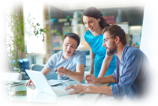 Arbeitende Menschen am Laptop